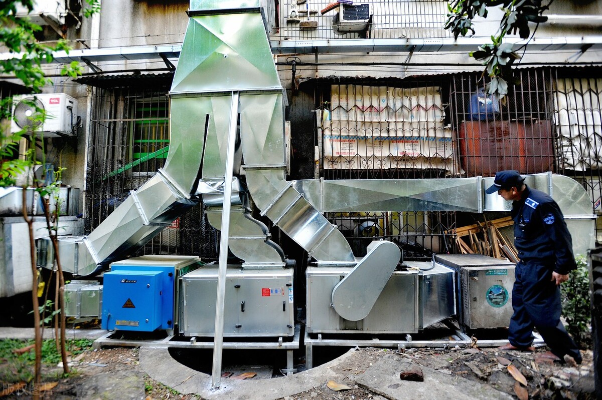 彭泽县一小区餐馆油烟扰居民 生态环境局责令餐馆维修油烟净化装置