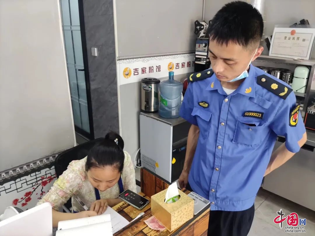 南充城管多措并举 积极开展餐饮油烟专项整治行动